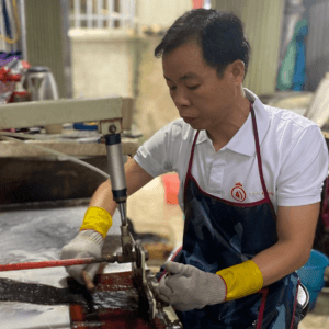 Ms. Dang – Hair Dyeing & Bleaching Specialist